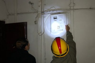 免費幫助老人檢查破舊表后線路