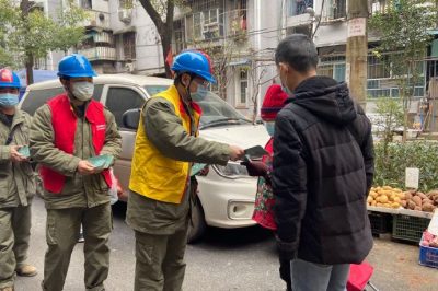 為社區(qū)孤寡老人普及用電安全知識(shí)、檢查用電安全