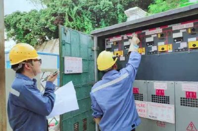 全副“武裝”轉(zhuǎn)供電任務(wù)來到作業(yè)現(xiàn)場(chǎng)