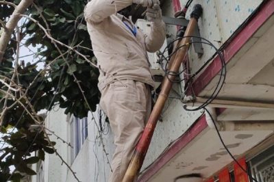 到大倫鎮(zhèn)運梁村進行接戶線改造工作