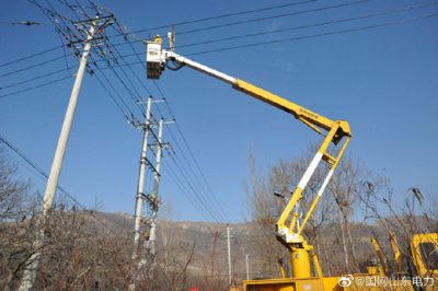 到10千伏團埠線墁子支線5號桿處開展帶電改接作業(yè)