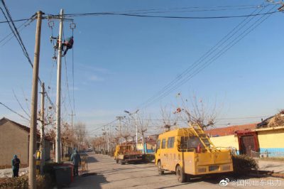 對10千伏昌西線全家?guī)X支線17號桿進(jìn)行令克、避雷器安裝