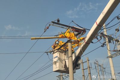 在10千伏戰(zhàn)家線4號桿進行帶電接火
