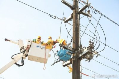 在10千伏東環(huán)2號線東關(guān)分支線1號桿開展帶電切改負荷工作