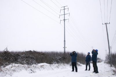 國網昌邑市供電公司輸電運檢班工作人員迎戰(zhàn)風雪