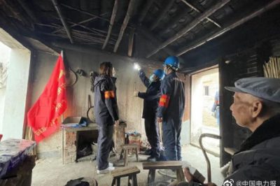 為五保戶送去御寒日用品，并對室內(nèi)的線路進行安全檢查