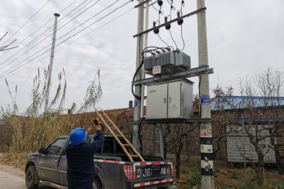 對舊城鎮(zhèn)云莊村煤改電線路設備進行巡視測溫