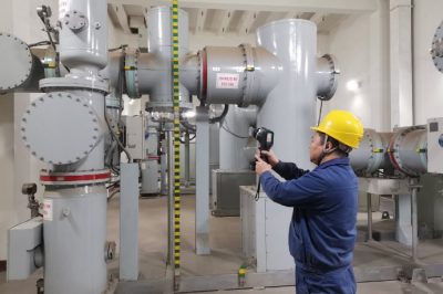 在110千伏大征站為電力設(shè)備“體檢測溫”