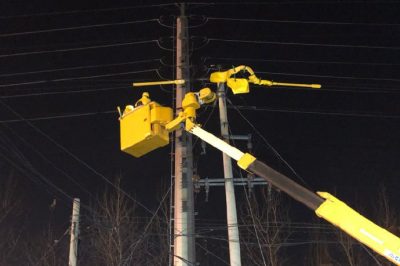 施展絕技帶電斷、接引流線恢復(fù)10千伏線路供電