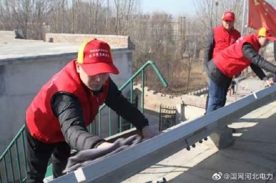 國網(wǎng)邢臺市任澤區(qū)供電公司開展變壓器增容帶電作業(yè)