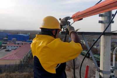 對10千伏鋼廠線050路125號桿進(jìn)行帶電接引工作