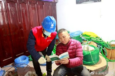 到轄區(qū)農(nóng)戶家中進行“煤改電”安全用電宣傳