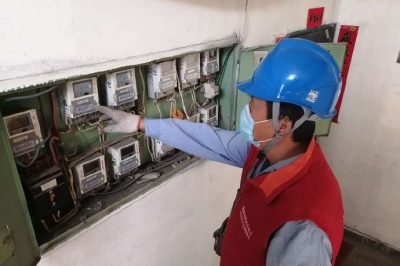 對鄉(xiāng)鎮(zhèn)居民多處電表箱進行檢修