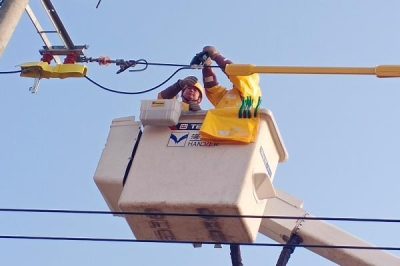 對10千伏592西田線西田村內(nèi)分支07號桿進行帶電綁扎絕緣子