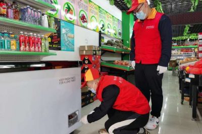 在轄區(qū)超市、門店進行安全用電檢查