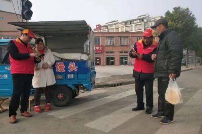 深入到街道各攤點、超市等處指導(dǎo)客戶登錄“網(wǎng)上國網(wǎng)”交納電費(fèi)