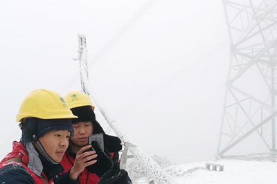 公司加強線路覆冰觀測應(yīng)對寒潮天氣