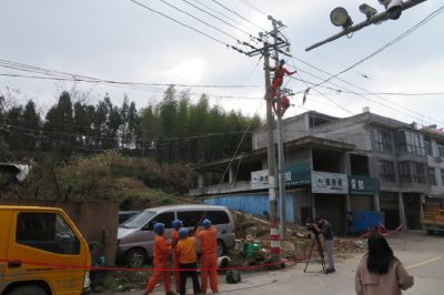 開展10千伏墩頭線電力聯(lián)絡線的立桿、放線和智能開關搭接施工