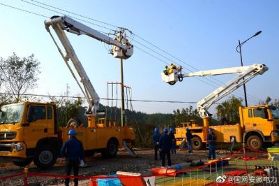 完成太湖縣35千伏城東變園區(qū)支線分段1332開關帶電更換工作