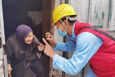 為百歲老人家里檢查用電線路、跟換插座及打掃衛(wèi)生