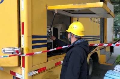 廣東陽江海陵島供電局為馬拉松?！半姟弊o航