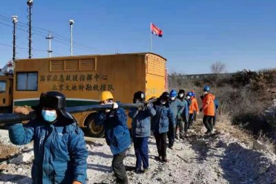 對鉆孔上方10千伏線路進行切改，敷設(shè)300米電纜