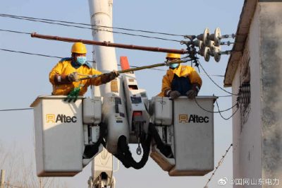 帶電斷接十二廟臺區(qū)的引流線，更換老化的跌落開關(guān)