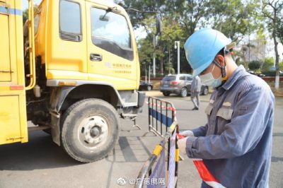 南方電網(wǎng)廣東東莞供電局的保電人員全程護(hù)航，助力“兩會”順利召開