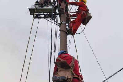 洲田線作業(yè)現(xiàn)場正在安裝分段斷路器及絕緣子