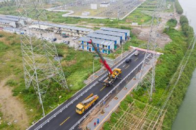 拆除廢舊電力鐵塔 便于市政工程建設(shè)