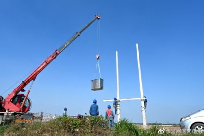 洪水中被淹損壞的農(nóng)排電力設(shè)施進行復建