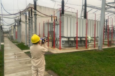 500千伏變電運檢中心車坊變運維人員對站內(nèi)設(shè)備進行巡視